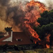 Vídeos pessoais que mostram o fogo a chegar rapidamente às casas na Grécia