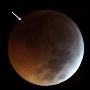 Lua atingida por um meteorito durante o eclipse lunar